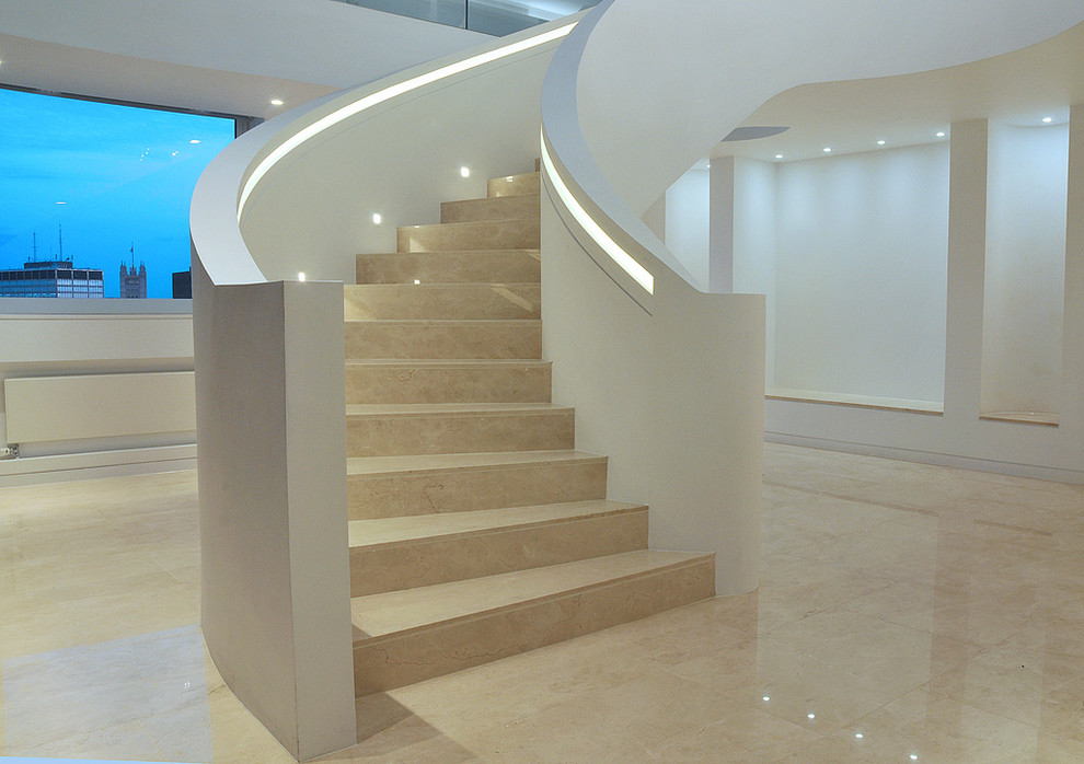 Geräumige Moderne Treppe in London