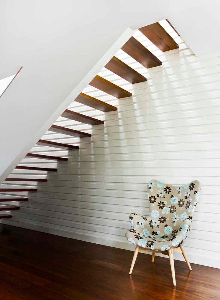 Стильный дизайн: прямая лестница в морском стиле с деревянными ступенями и кладовкой или шкафом под ней без подступенок - последний тренд