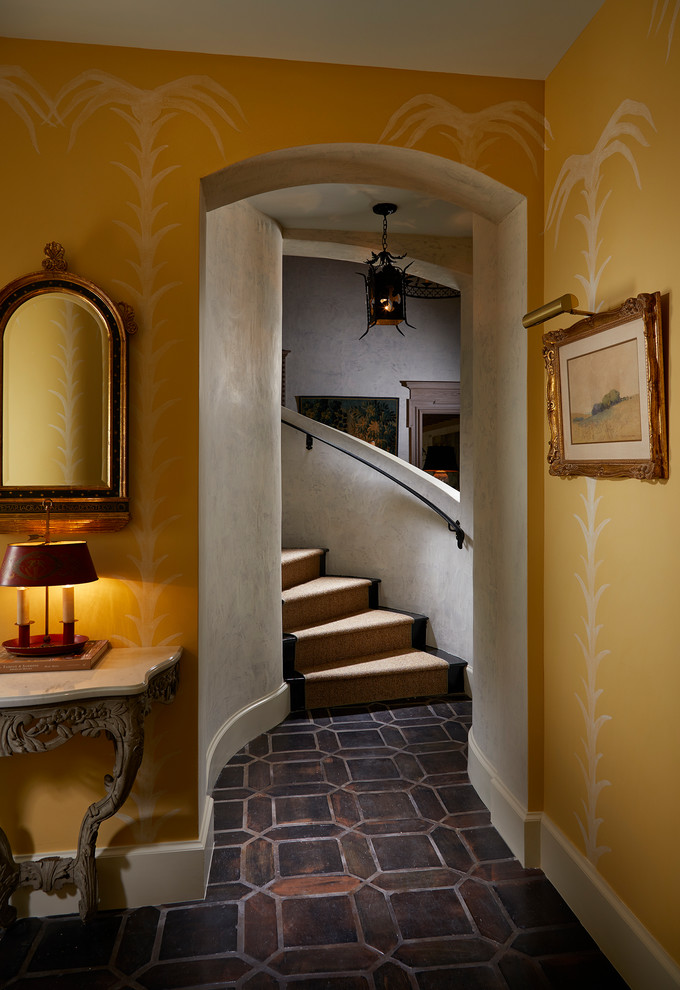 マイアミにある地中海スタイルのおしゃれな階段照明の写真