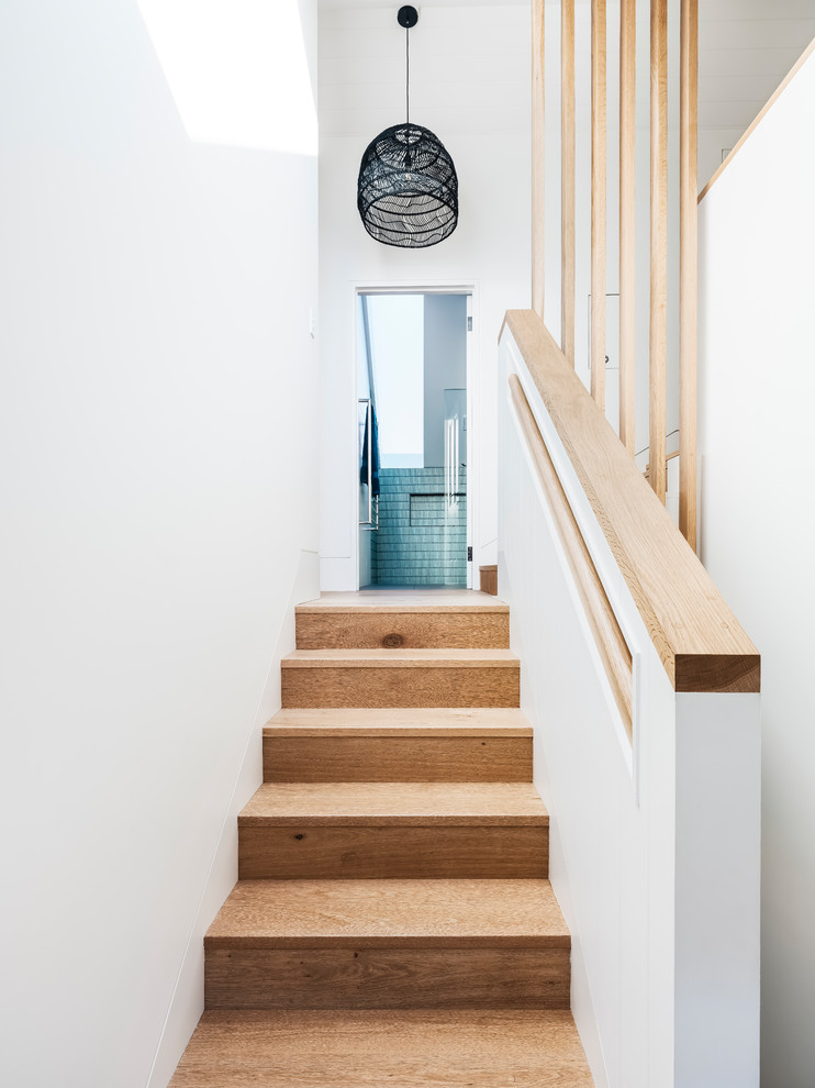 Идея дизайна: п-образная деревянная лестница среднего размера в современном стиле с деревянными ступенями и перилами из смешанных материалов