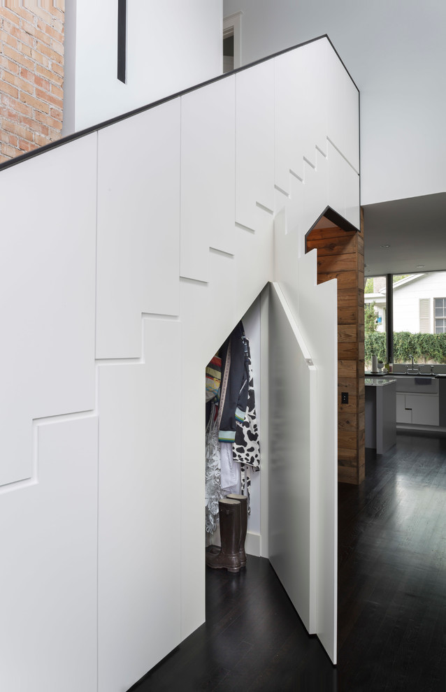 Стильный дизайн: прямая лестница в современном стиле с кладовкой или шкафом под ней - последний тренд