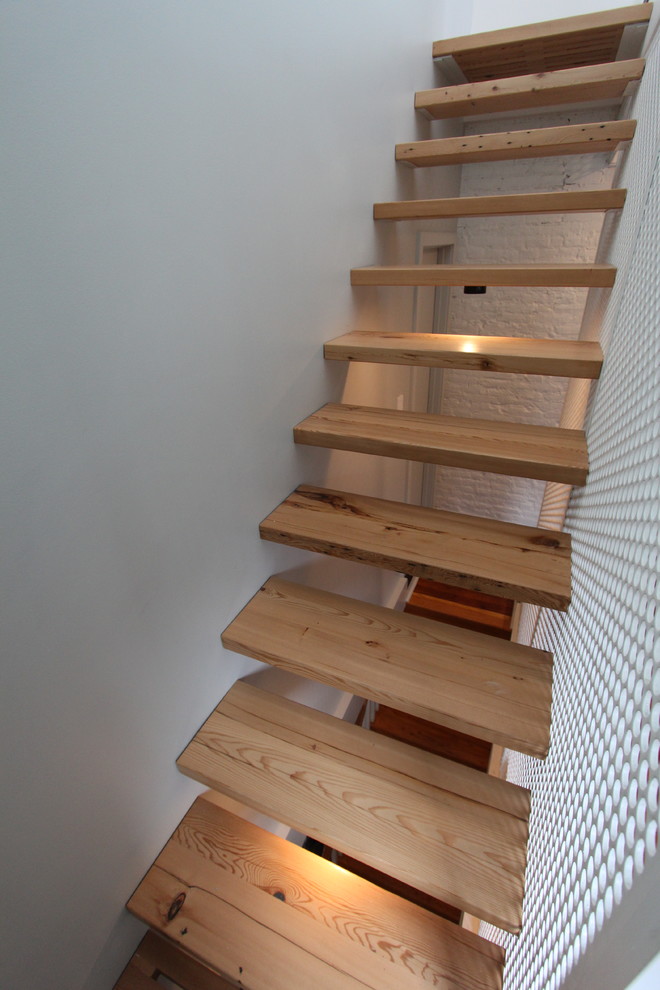 Foto de escalera recta industrial de tamaño medio con escalones de madera y contrahuellas enmoquetadas