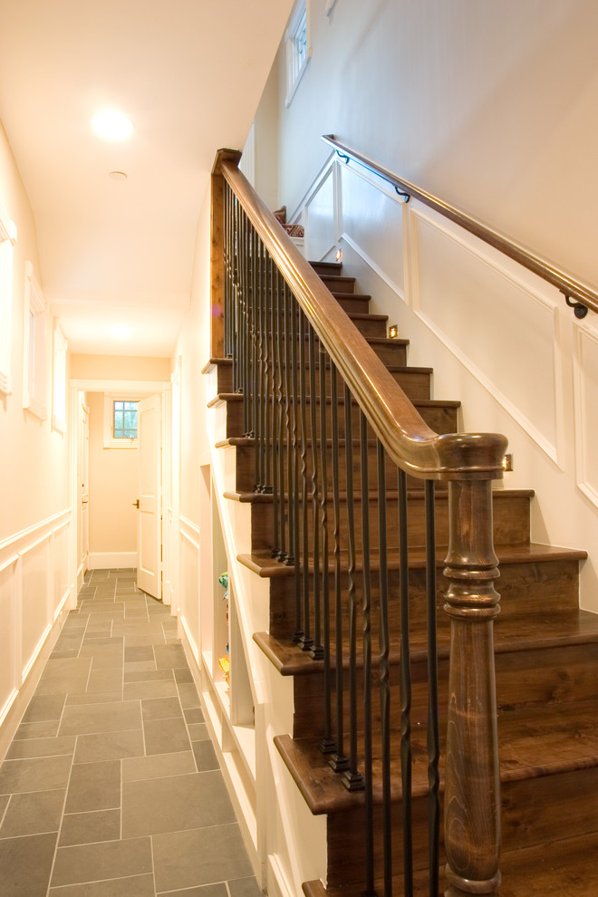 Cette image montre un escalier traditionnel avec des marches en bois, des contremarches en bois et rangements.