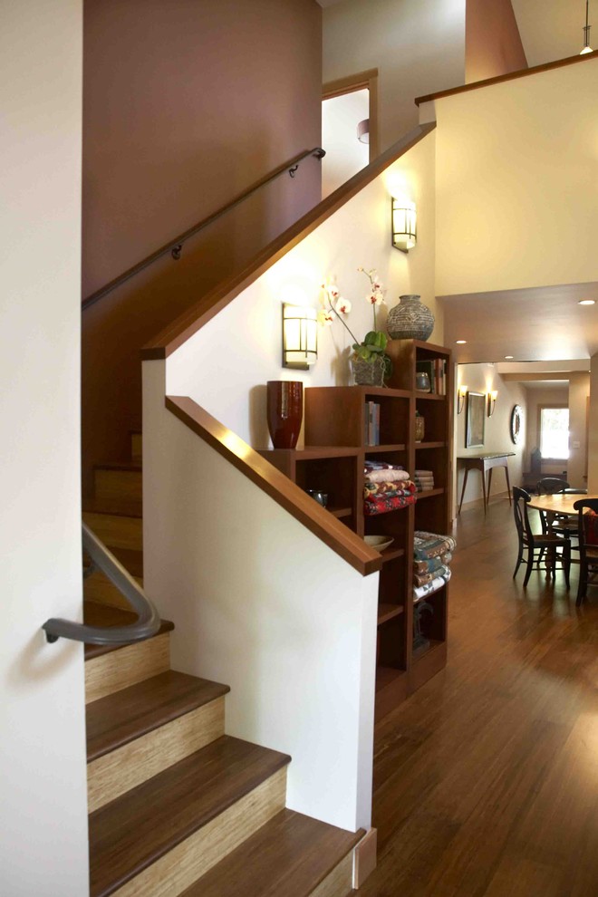 Ejemplo de escalera en L rústica de tamaño medio con escalones de madera, contrahuellas de madera y barandilla de madera