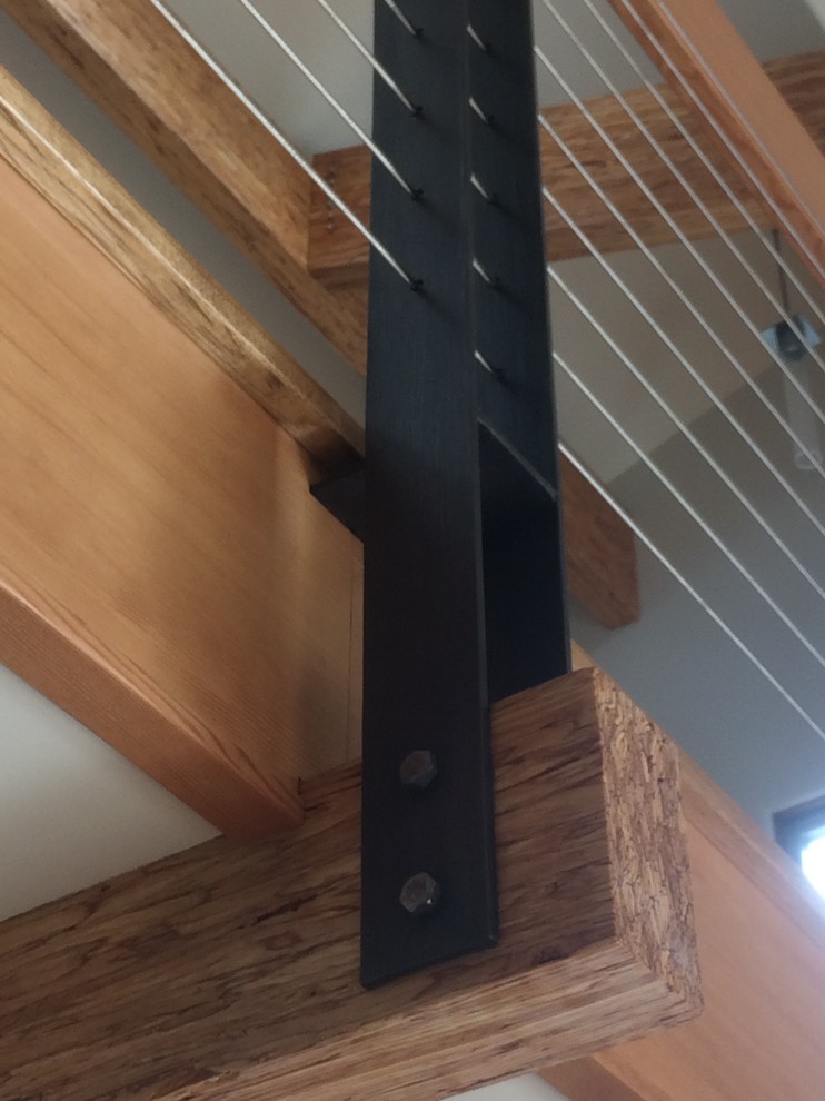 Свежая идея для дизайна: п-образная лестница среднего размера в стиле неоклассика (современная классика) с деревянными ступенями и крашенными деревянными подступенками - отличное фото интерьера