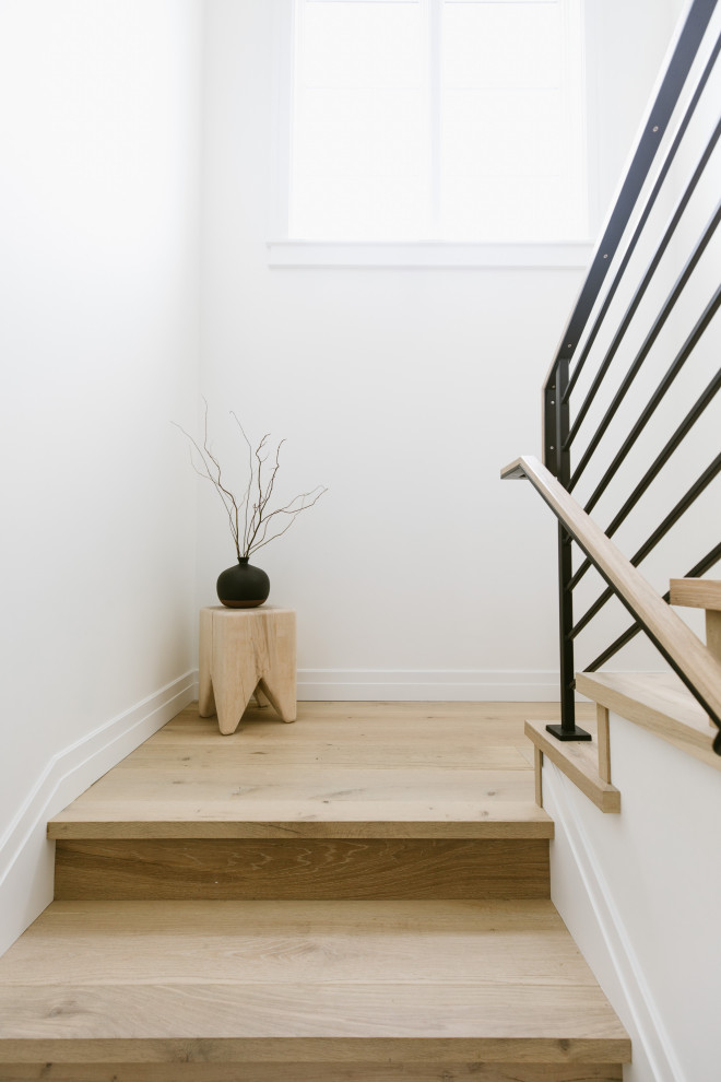 Источник вдохновения для домашнего уюта: п-образная деревянная лестница среднего размера в стиле модернизм с деревянными ступенями и металлическими перилами