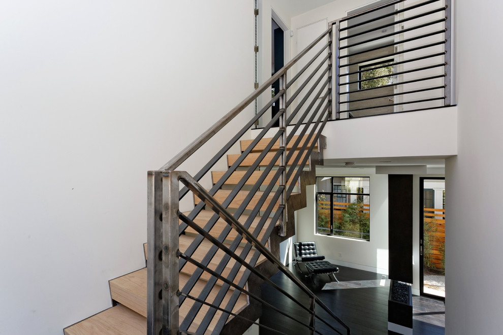 Свежая идея для дизайна: лестница в стиле модернизм с деревянными ступенями и металлическими перилами без подступенок - отличное фото интерьера