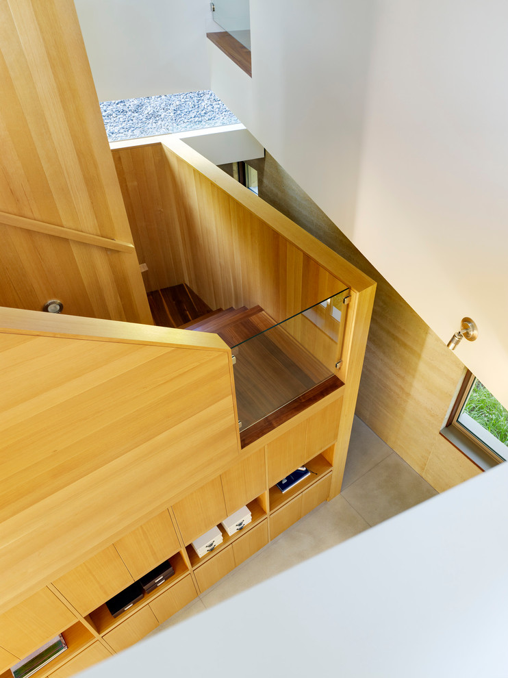 Стильный дизайн: угловая деревянная лестница среднего размера в стиле модернизм с деревянными ступенями - последний тренд