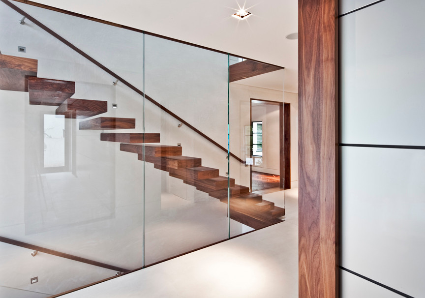 Источник вдохновения для домашнего уюта: большая прямая лестница в современном стиле с деревянными ступенями без подступенок