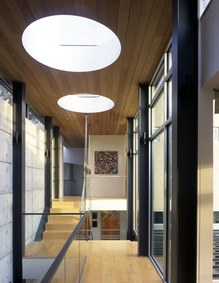 Idée de décoration pour un grand escalier minimaliste avec des marches en bois et des contremarches en bois.