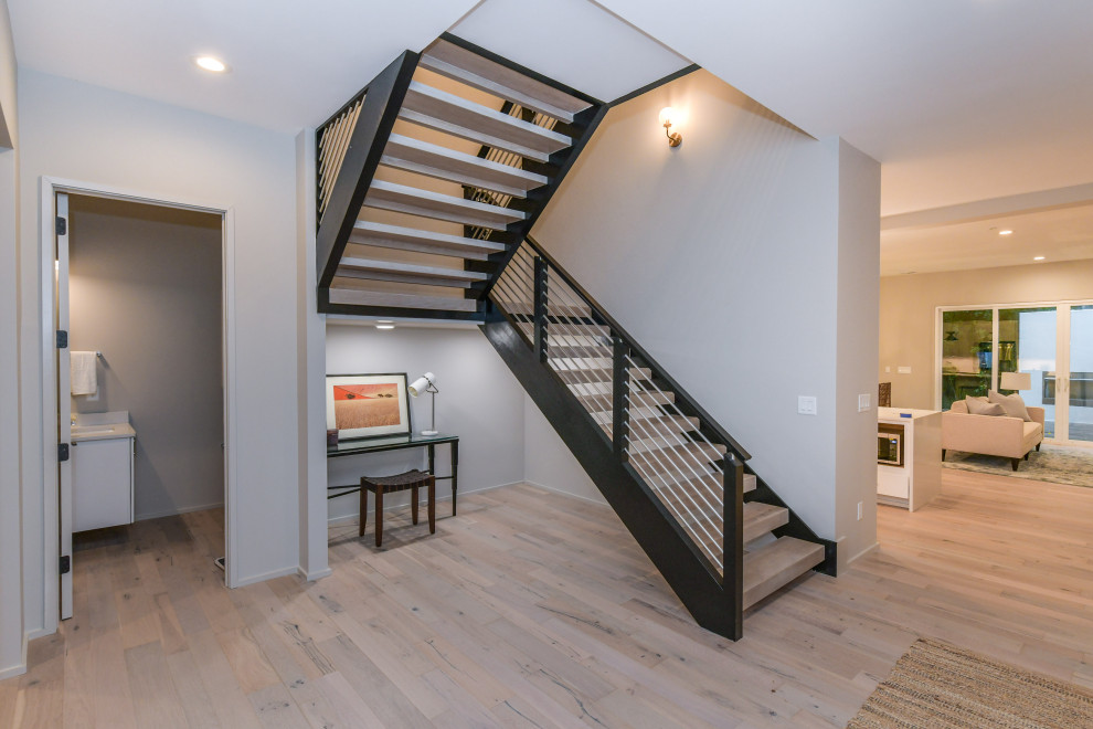 Пример оригинального дизайна: п-образная лестница среднего размера в стиле модернизм с деревянными ступенями и перилами из тросов без подступенок