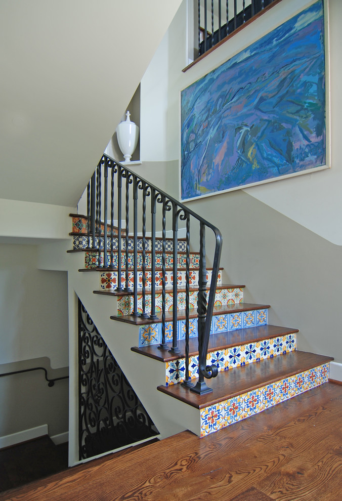 Источник вдохновения для домашнего уюта: п-образная лестница среднего размера в средиземноморском стиле с деревянными ступенями, подступенками из плитки и металлическими перилами