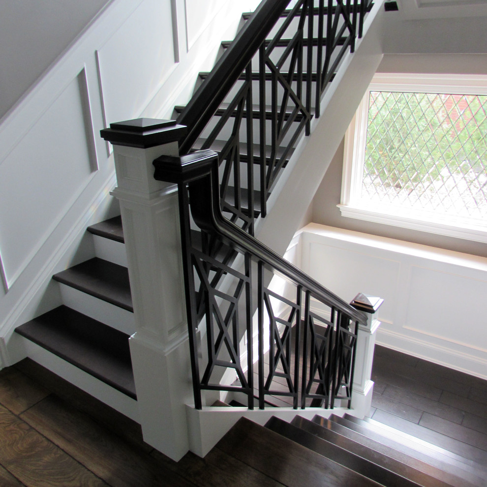 Стильный дизайн: п-образная деревянная лестница среднего размера в стиле неоклассика (современная классика) с деревянными ступенями и металлическими перилами - последний тренд