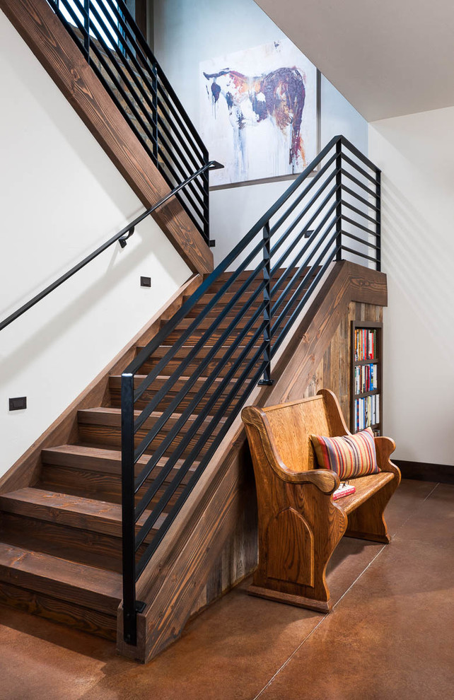 На фото: большая угловая деревянная лестница в стиле рустика с деревянными ступенями с