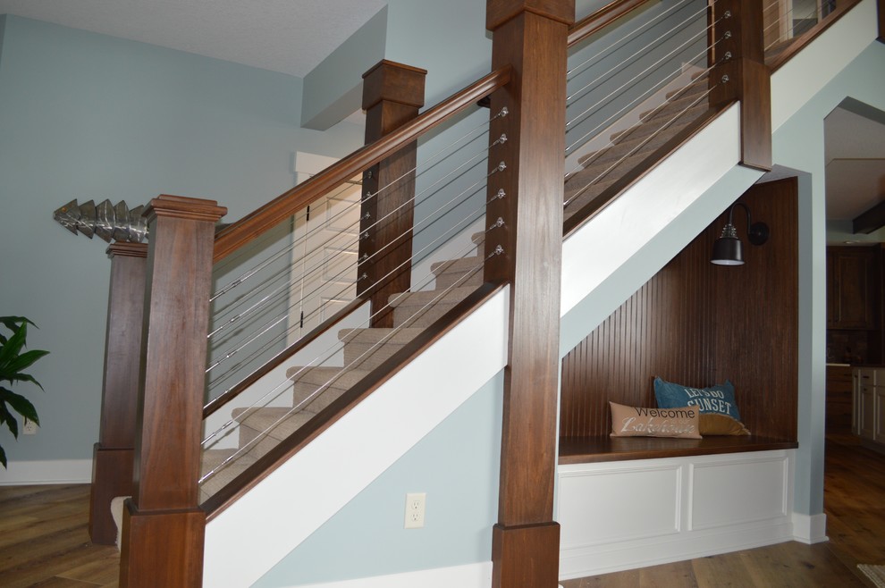 Идея дизайна: большая прямая лестница в стиле неоклассика (современная классика) с ступенями с ковровым покрытием, ковровыми подступенками и перилами из тросов