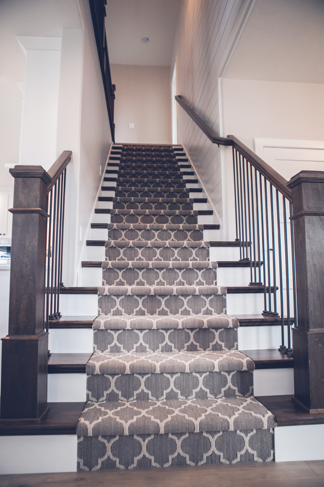 Источник вдохновения для домашнего уюта: прямая лестница среднего размера в современном стиле с ступенями с ковровым покрытием, ковровыми подступенками и деревянными перилами