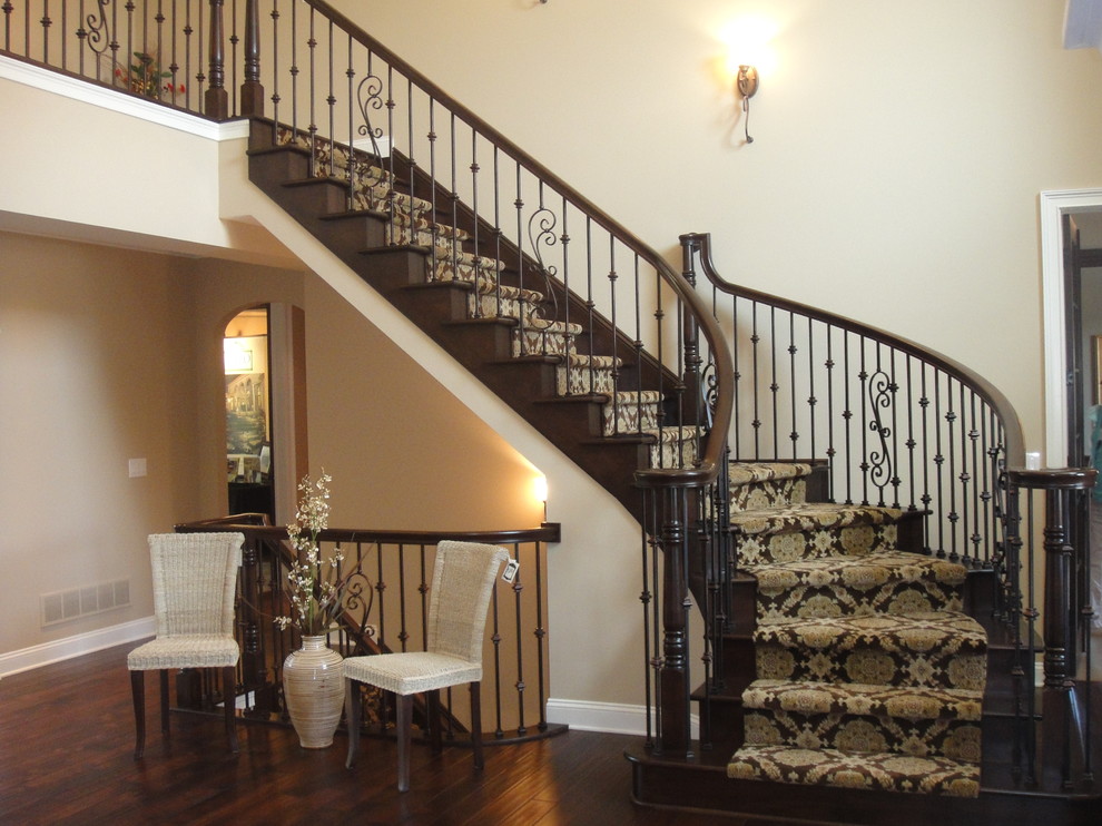 Пример оригинального дизайна: изогнутая деревянная лестница среднего размера в классическом стиле с деревянными ступенями и перилами из смешанных материалов