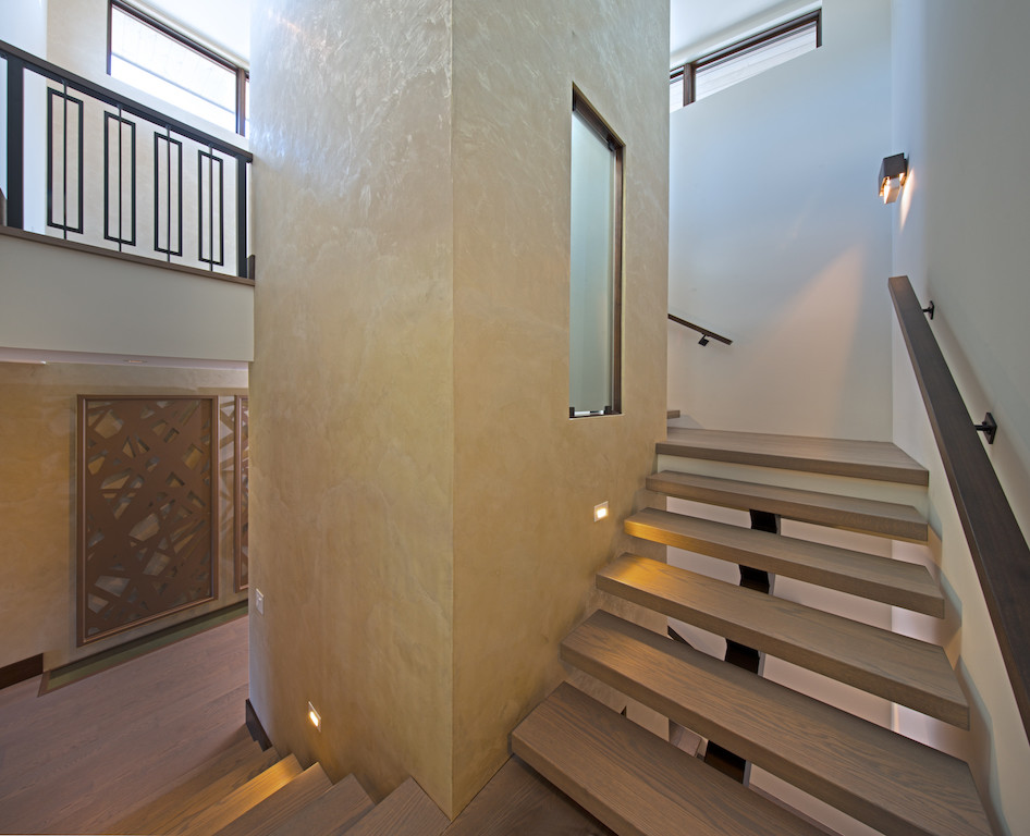 Inspiration pour un escalier flottant design de taille moyenne avec des marches en bois, des contremarches en bois et un garde-corps en matériaux mixtes.