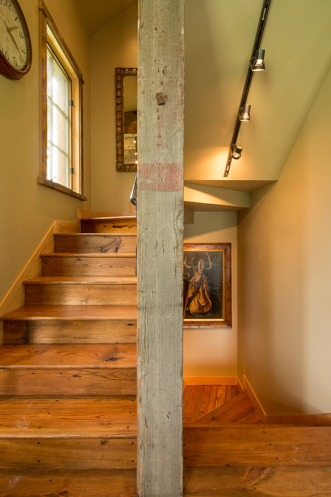 Imagen de escalera en U rural de tamaño medio con escalones de madera, contrahuellas de madera y barandilla de metal