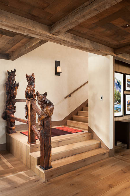 Cette image montre un grand escalier craftsman en L avec des marches en bois, des contremarches en bois et un garde-corps en bois.