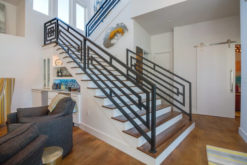 Idées déco pour un escalier peint contemporain en U de taille moyenne avec des marches en bois et un garde-corps en métal.