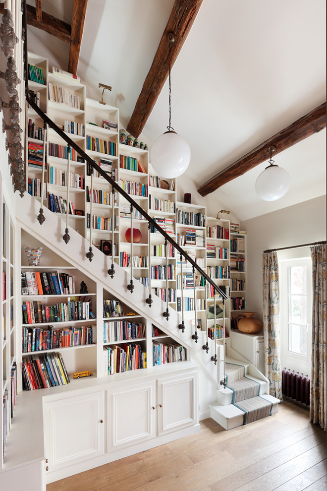 Stilmix Treppe in L-Form mit gebeizten Holz-Treppenstufen und gebeizten Holz-Setzstufen in London