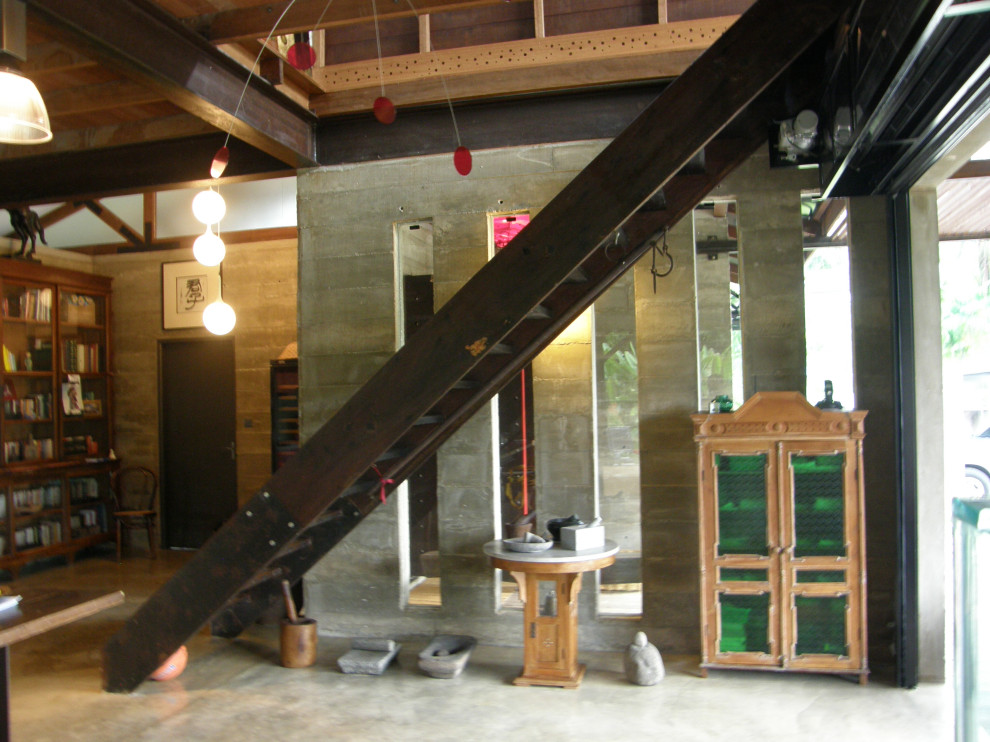 Foto de escalera recta tropical de tamaño medio sin contrahuella con escalones de madera