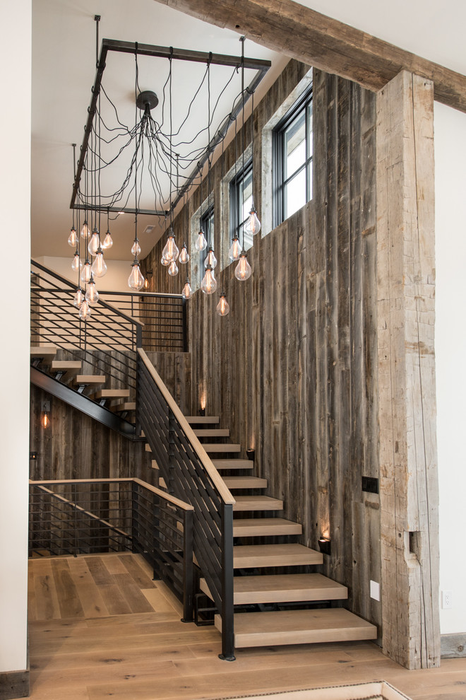 Свежая идея для дизайна: угловая лестница в стиле рустика с деревянными ступенями без подступенок - отличное фото интерьера