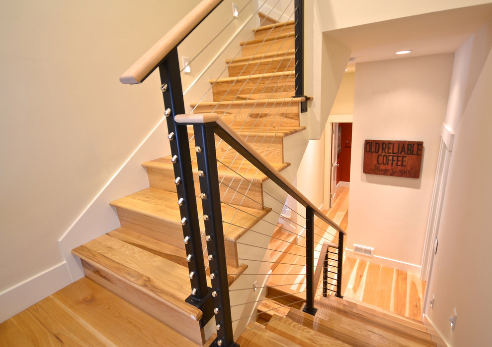 Идея дизайна: маленькая лестница на больцах в современном стиле с деревянными ступенями и крашенными деревянными подступенками для на участке и в саду