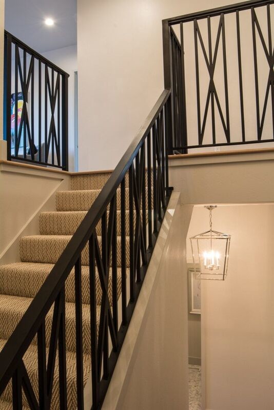 Ejemplo de escalera recta minimalista con escalones enmoquetados y contrahuellas enmoquetadas