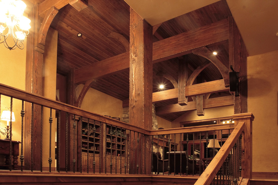Modelo de escalera recta rústica extra grande con escalones de madera y contrahuellas de madera