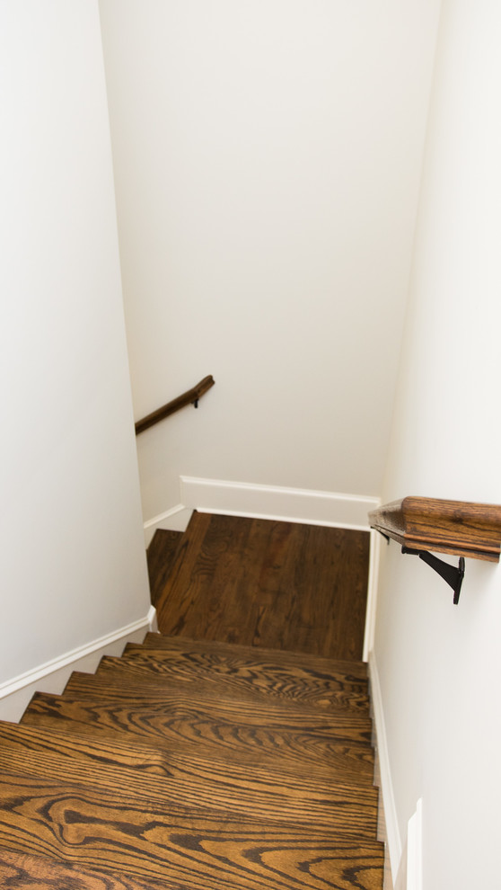 Idées déco pour un escalier craftsman en L de taille moyenne avec des marches en bois, des contremarches en bois et un garde-corps en bois.