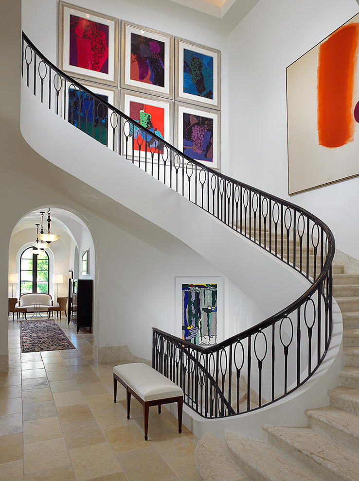 На фото: изогнутая лестница в средиземноморском стиле с