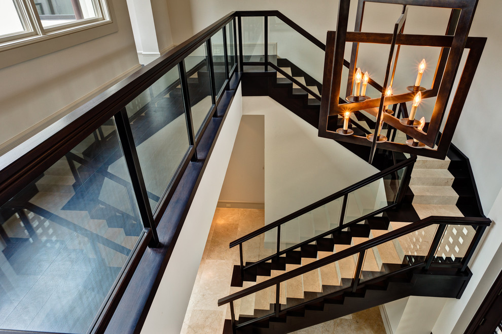 Diseño de escalera en U minimalista de tamaño medio con escalones de madera, contrahuellas de madera y barandilla de vidrio