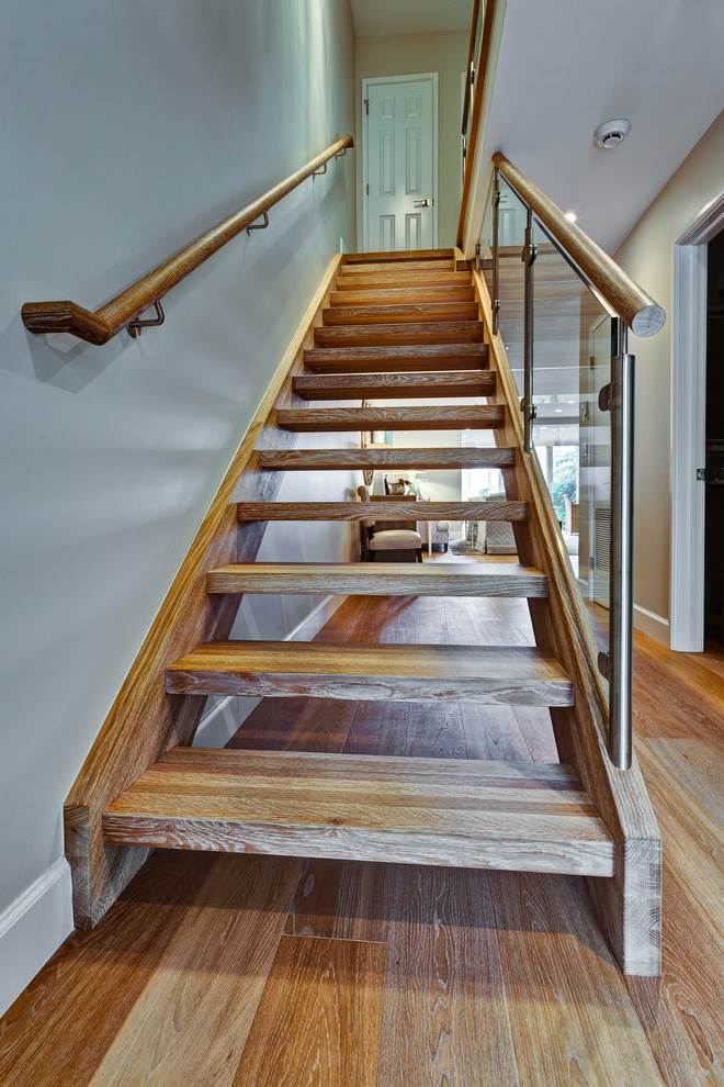 Foto de escalera recta marinera de tamaño medio sin contrahuella con escalones de madera