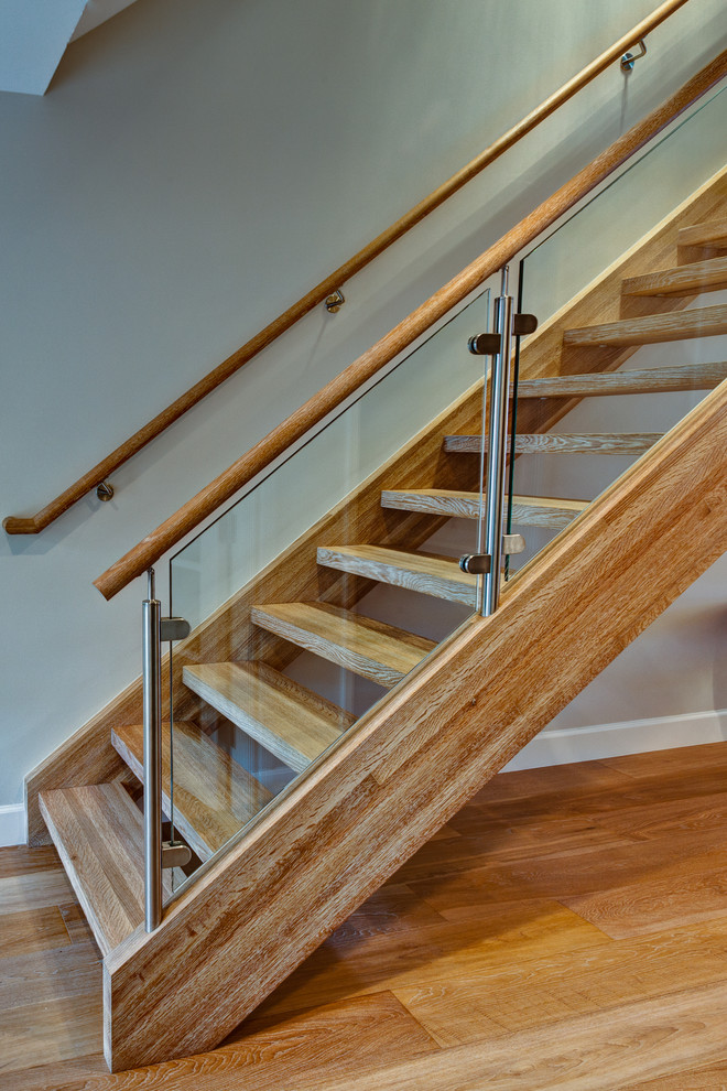 Cette photo montre un escalier sans contremarche droit bord de mer de taille moyenne avec des marches en bois.