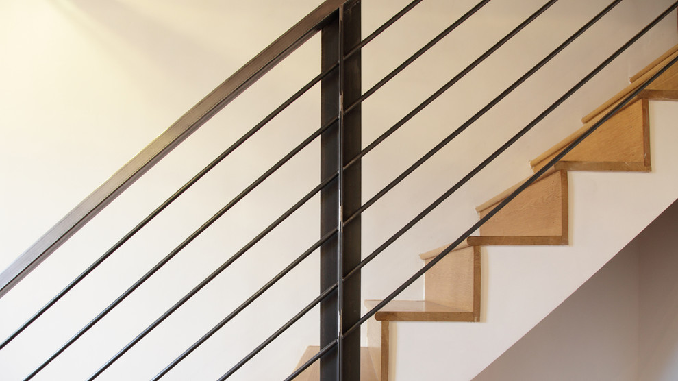 Пример оригинального дизайна: большая прямая деревянная лестница в стиле лофт с деревянными ступенями и металлическими перилами
