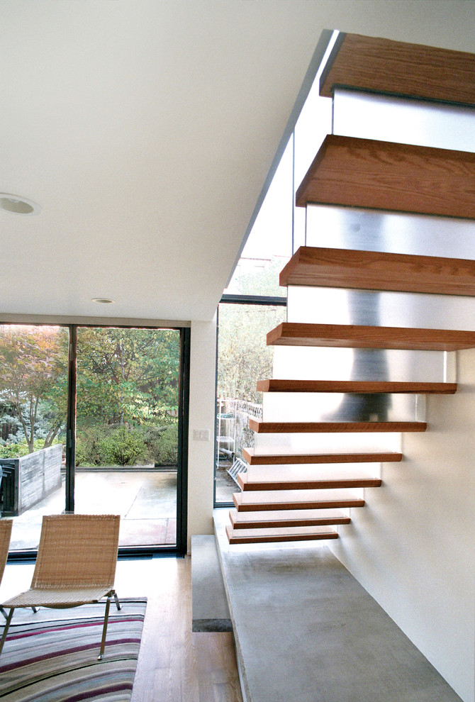 Idées déco pour un escalier droit contemporain de taille moyenne avec des marches en bois et des contremarches en verre.