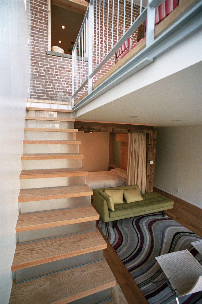 Réalisation d'un escalier droit design de taille moyenne avec des marches en bois et des contremarches en verre.
