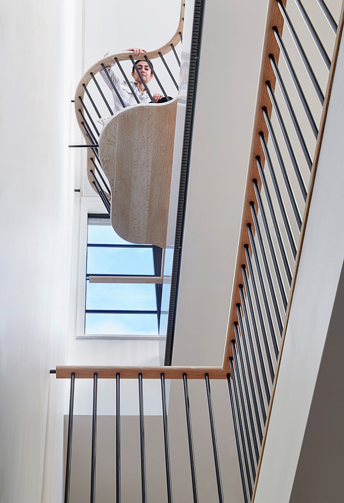 Imagen de escalera curva retro extra grande sin contrahuella con escalones de madera y barandilla de varios materiales