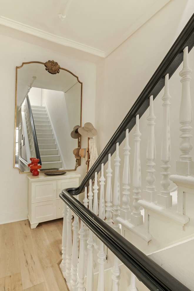 Imagen de escalera recta clásica grande con escalones de madera, contrahuellas de madera y barandilla de madera