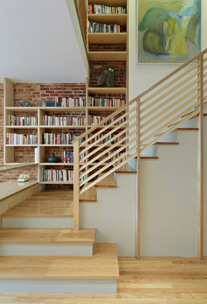 Идея дизайна: угловая лестница в стиле неоклассика (современная классика) с деревянными ступенями, крашенными деревянными подступенками и деревянными перилами