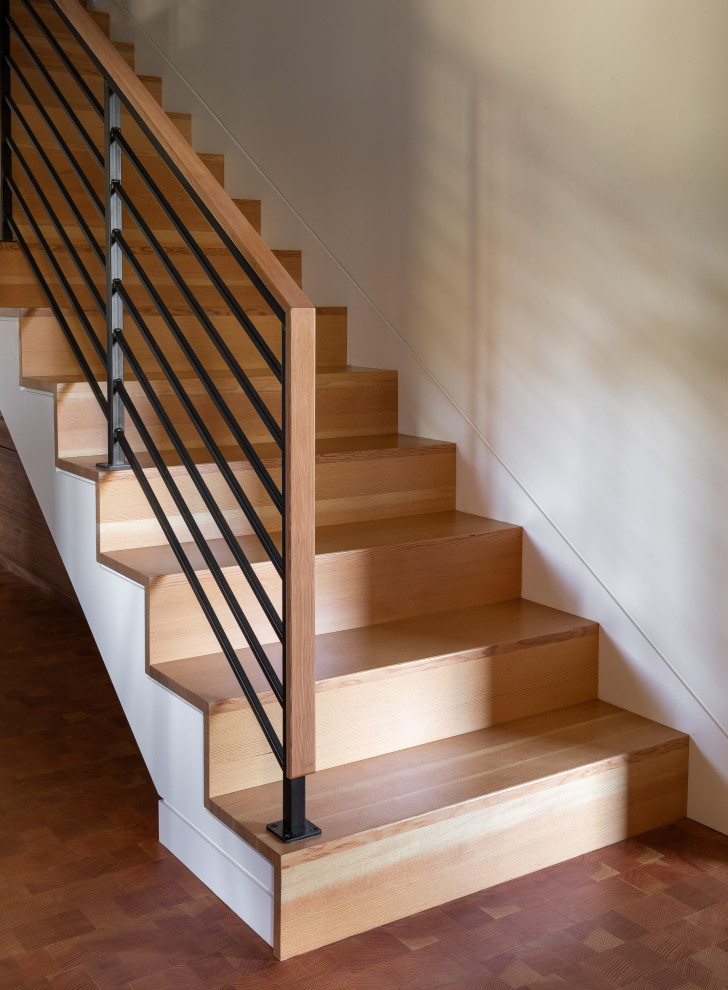 Réalisation d'un escalier droit chalet de taille moyenne avec des marches en bois, des contremarches en bois et un garde-corps en matériaux mixtes.