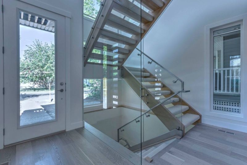 Réalisation d'un grand escalier minimaliste en L avec des marches en moquette.