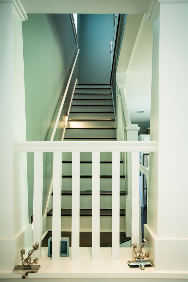 Свежая идея для дизайна: угловая лестница среднего размера в морском стиле с деревянными ступенями и крашенными деревянными подступенками - отличное фото интерьера