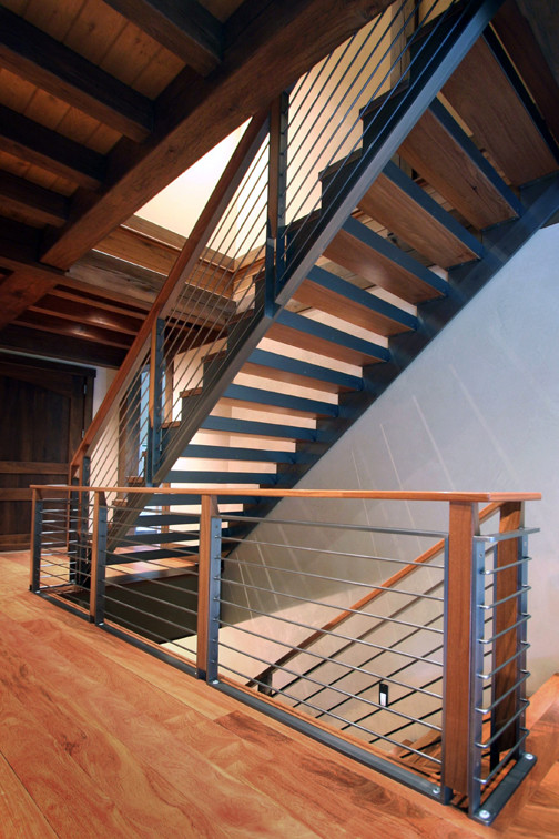Exemple d'un escalier flottant craftsman avec des marches en bois et des contremarches en métal.