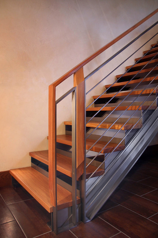 Modelo de escalera suspendida de estilo americano con escalones de madera y contrahuellas de metal