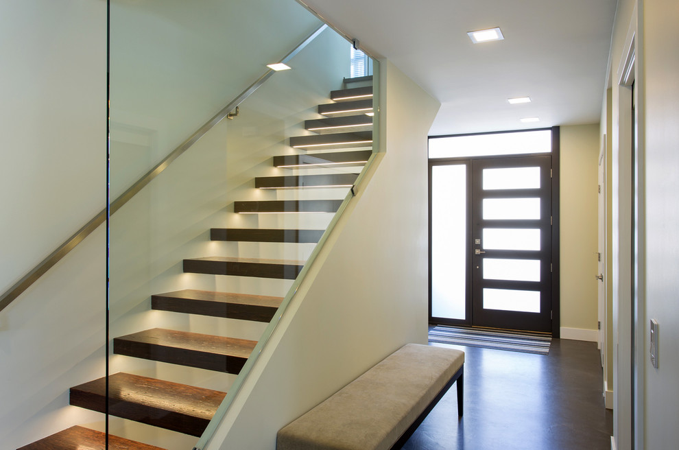 Modelo de escalera suspendida minimalista grande sin contrahuella con escalones de madera