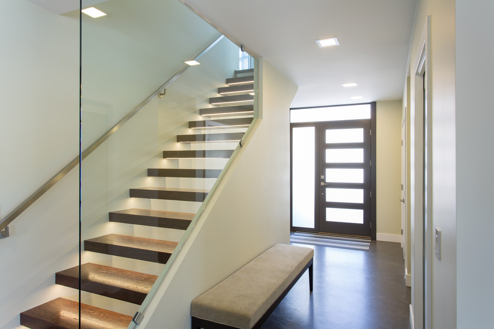 Inspiration pour un grand escalier sans contremarche droit minimaliste avec des marches en bois et un garde-corps en métal.