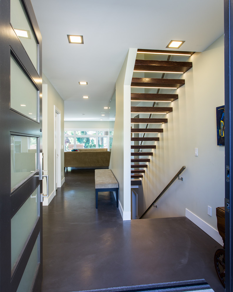 Imagen de escalera recta minimalista grande sin contrahuella con escalones de madera y barandilla de metal